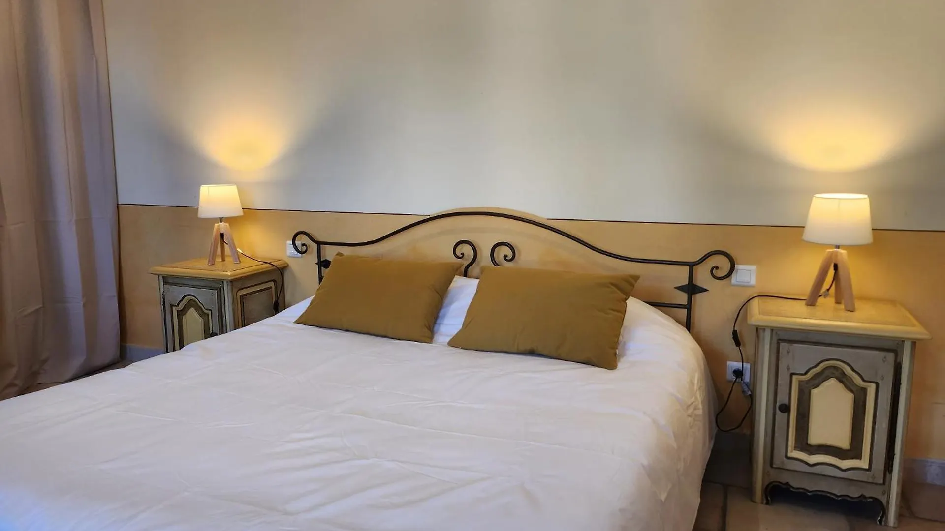 Bed and Breakfast Domaine Les Gendalis à Saint-Saturnin-lès-Avignon France