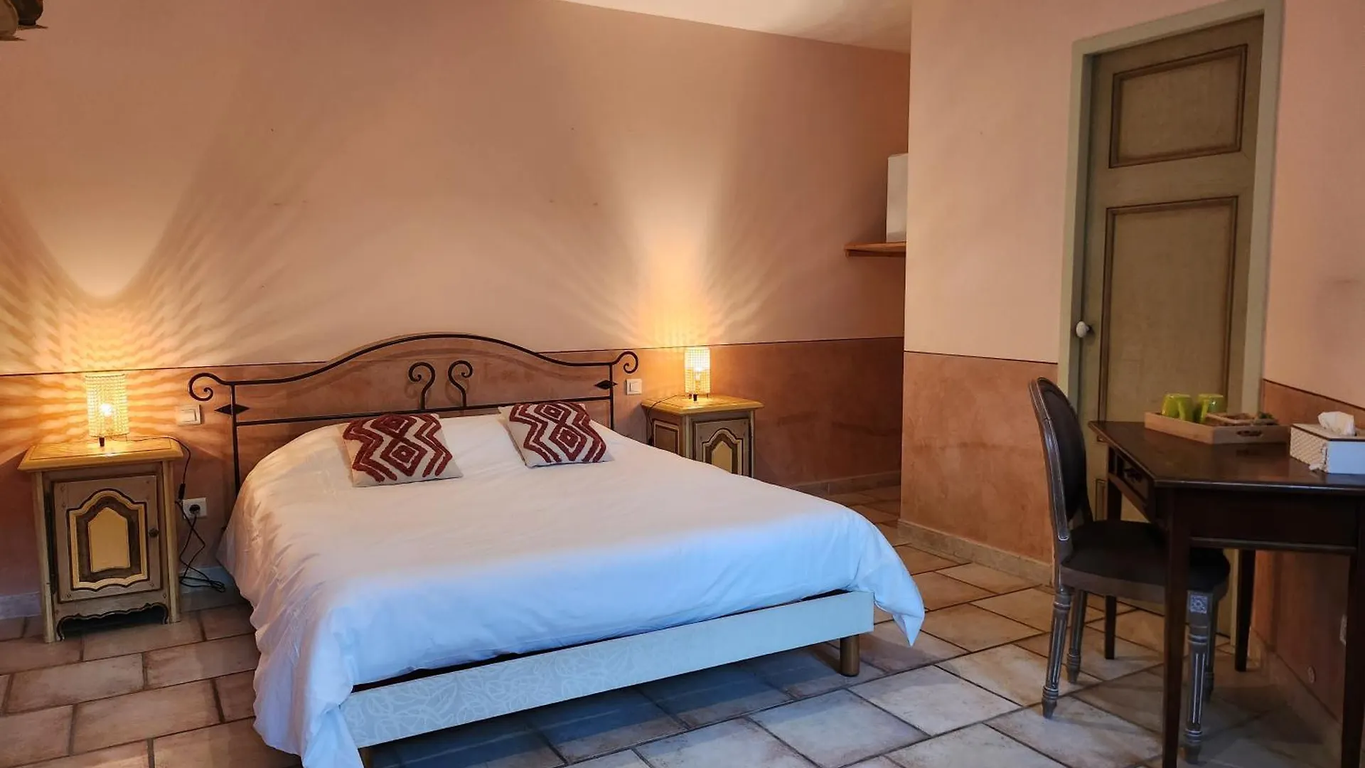 Bed and Breakfast Domaine Les Gendalis à Saint-Saturnin-lès-Avignon Couette-café