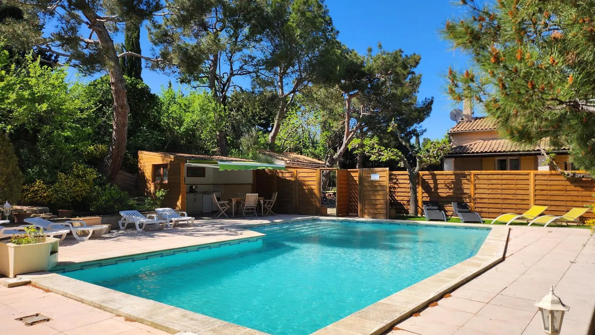 Bed and Breakfast Domaine Les Gendalis à Saint-Saturnin-lès-Avignon France